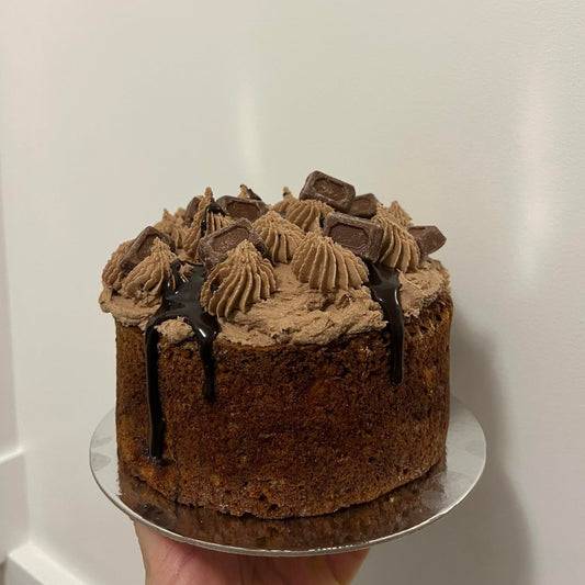 6"- 15cm Banana Cake - Chocolate Sauce & Chocolate Chunks